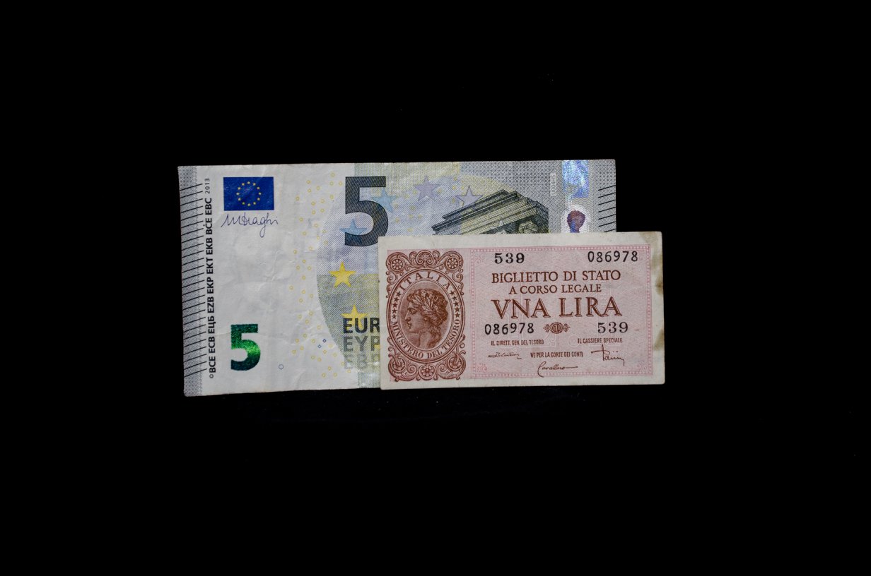 Size compare with 5 euro note